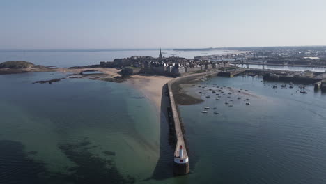 faro môle des noires con saint-malo en el fondo, bretaña en francia