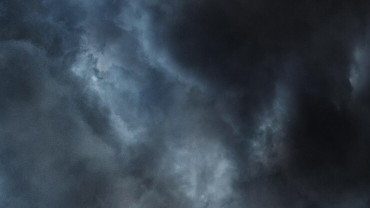 Temporale 4K all'interno di scure nubi cumulonembi nel cielo scuro