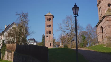 Große-Steinmauern-Mit-Blick-Auf-Mittelalterliche-Kirchenruinen-Im-Dorf,-Entdeckt-In-Baden-Baden-In-4k