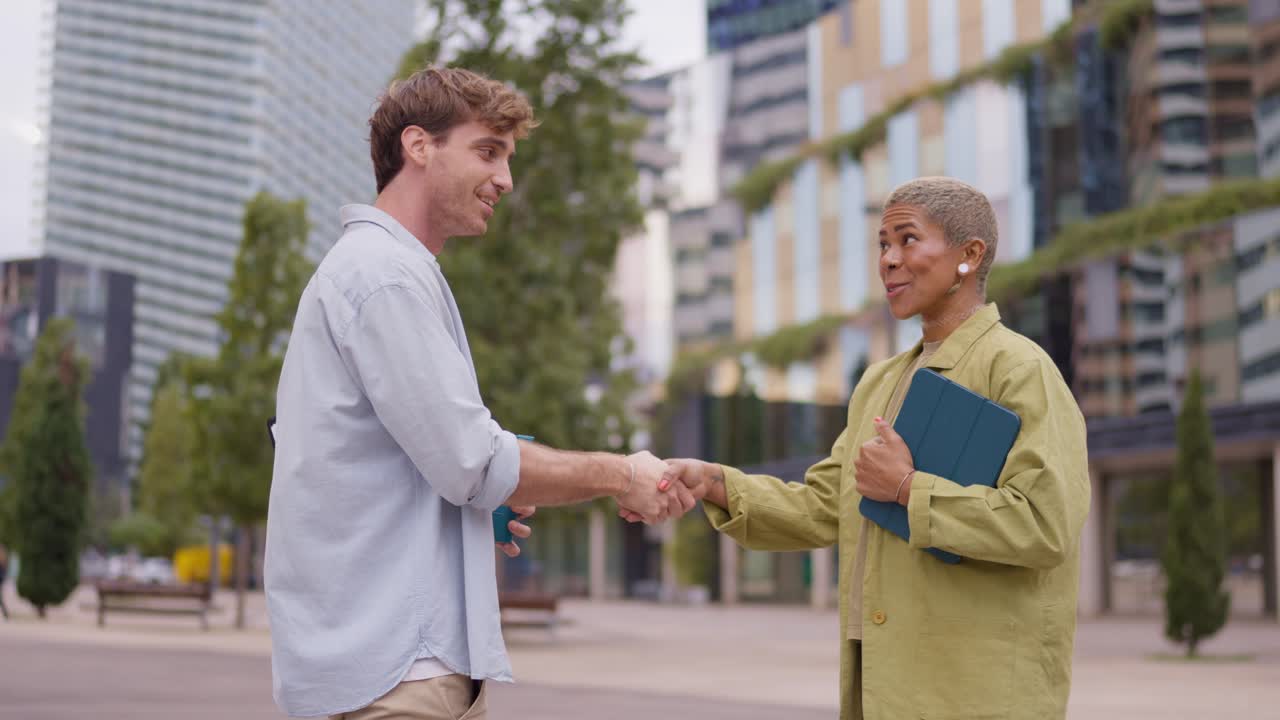 apretón de manos de negocios en la ciudad