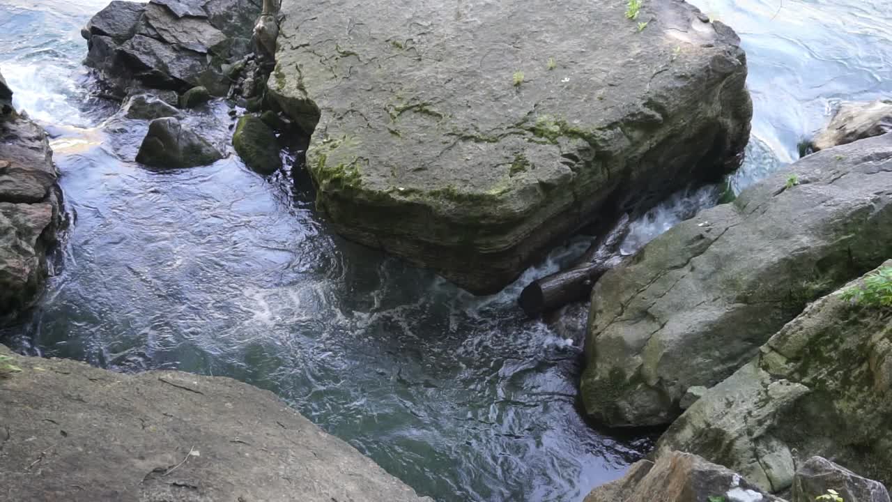바위 사이 흐르는 물의 슬로우 모션