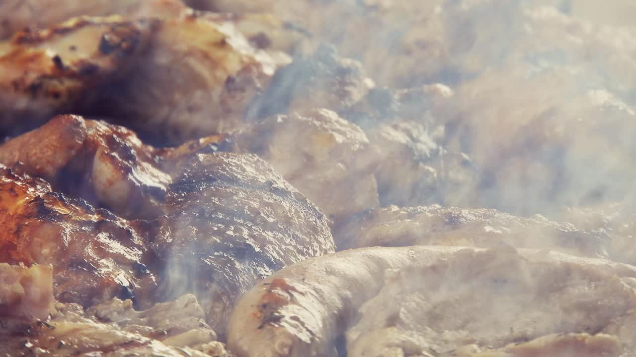 열과 연기가 나오는 그릴 바비큐의 맛있는 고기
