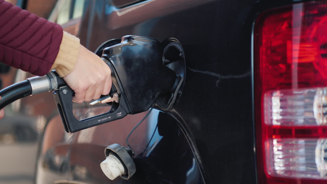 검은 차에 기름을 주입하다