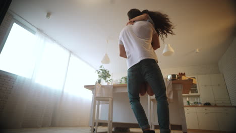 Pareja-Feliz-Dando-Vueltas-En-La-Cocina