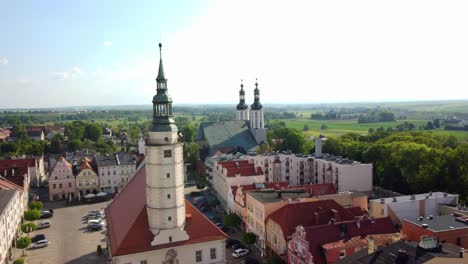 Torre-Del-Ayuntamiento-En-La-Plaza-Del-Mercado,-Ciudad-Histórica-De-Głogówek,-Polonia