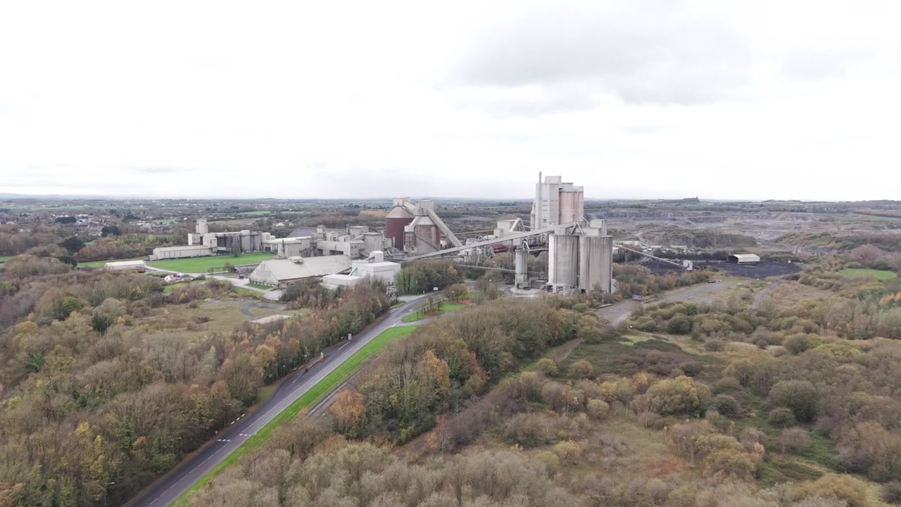 Luftfoto af Iris Cementfabrik omgivet af grønt i Limerick City, Irland.
