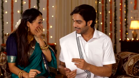 una pareja de recién casados celebrando felizmente su primer diwali, el festival de las luces, regalos y abrazos.