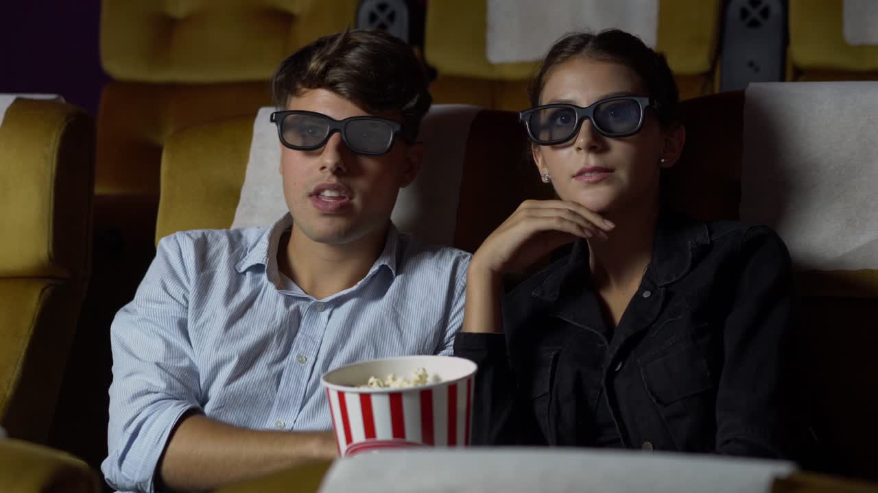 hombre y mujer en el cine viendo una película en 3d