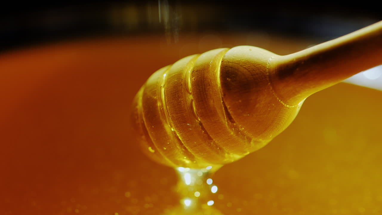 макание деревянной ложки в мед замедленная съемка видео