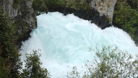 plano general de las vibrantes cataratas huka azules en nueva zelanda