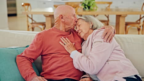una pareja de mayores, un abrazo y un beso en la frente.