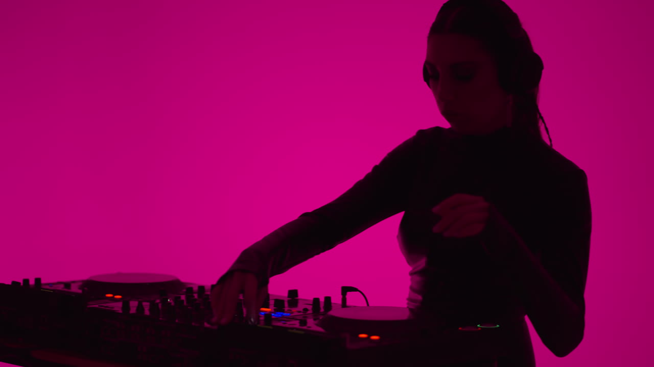dj femenina mezclando música en la consola