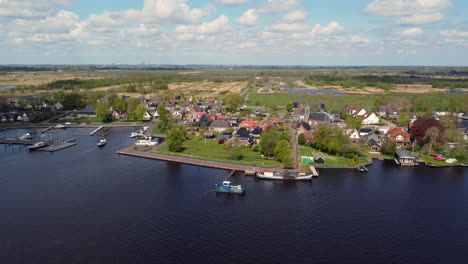 Imágenes-De-Video-Aéreas-Del-Pueblo-Eernewoude,-Frisia,-Países-Bajos