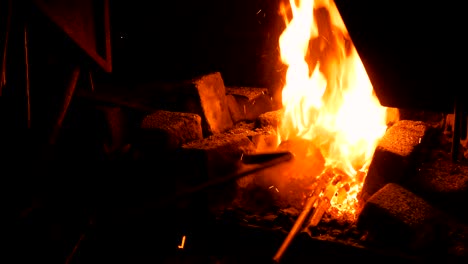 fuego ardiente en el horno