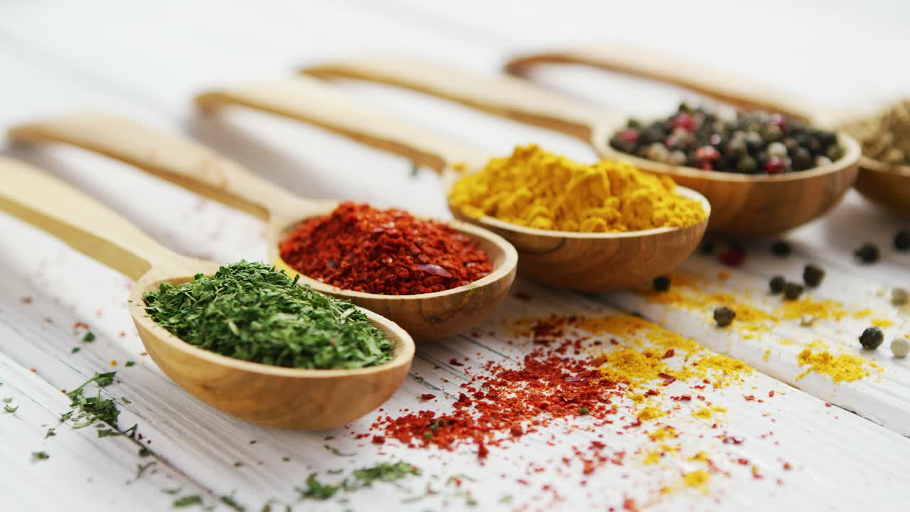 다양한 향신료가 있는 나무 숟가락