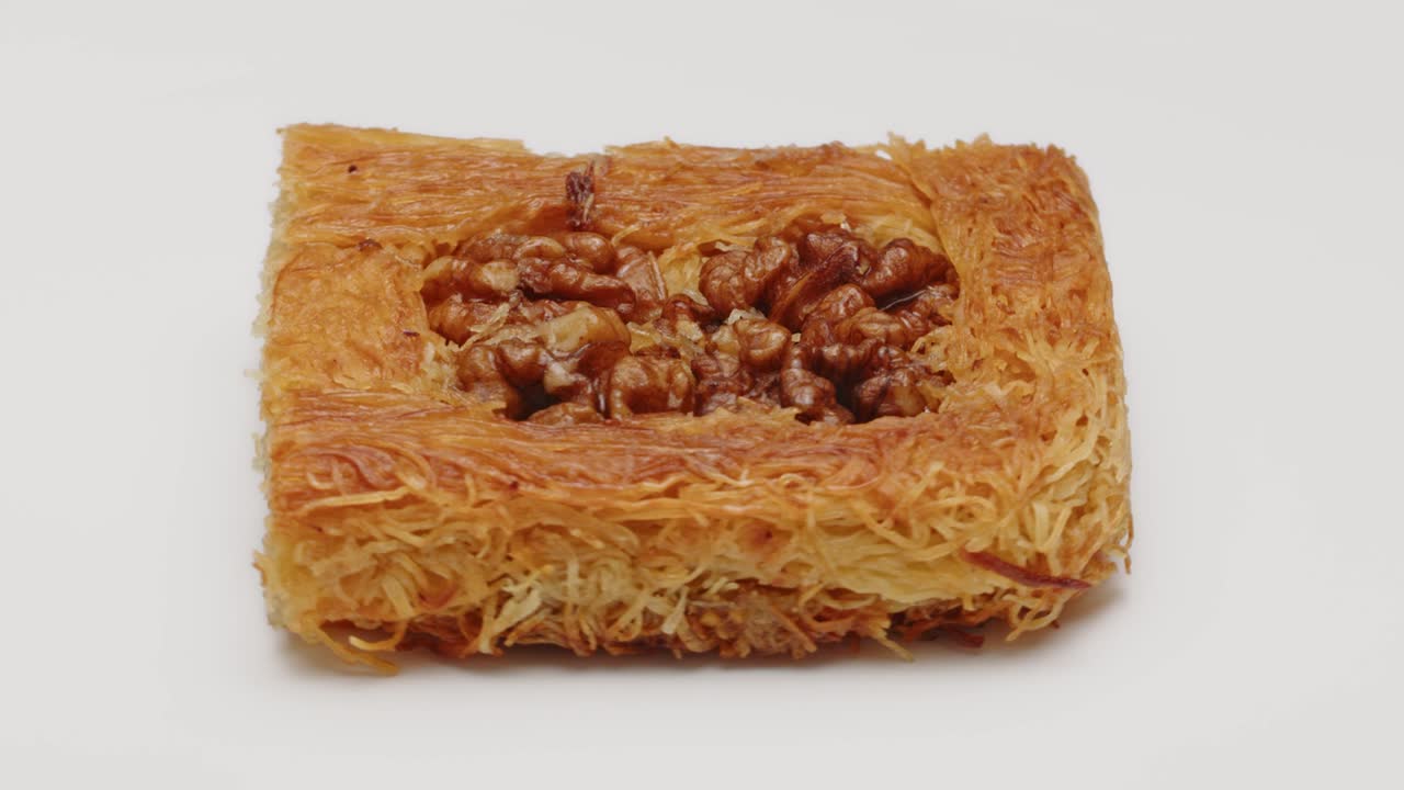 postre turco kunefe aislado sobre un fondo blanco