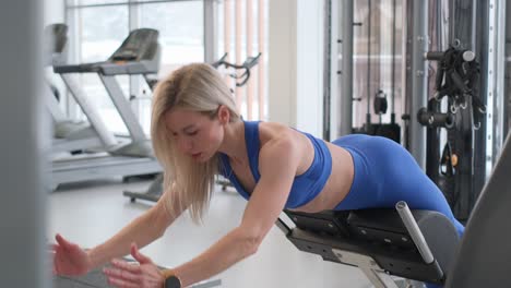 mujer trabajando en equipos de gimnasia