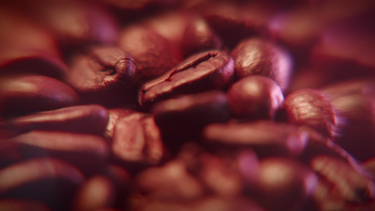 Primissimo piano di chicchi di caffè con carrellata e luce calda in movimento.