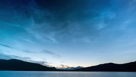 Zeitraffer-Von-Leuchtenden-Nachtwolken,-Die-Sich-Langsam-Am-Himmel-über-Einem-Bergsee-In-Norwegen-Bewegen