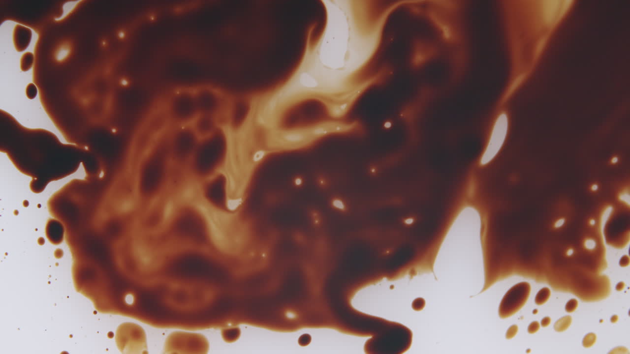 매우 천천히 움직이기 시작하는 밝은 갈색 액체