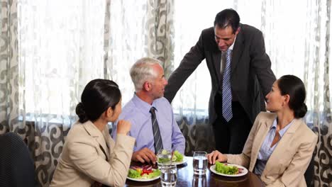 Socios-De-Negocios-Teniendo-Un-Almuerzo-De-Trabajo