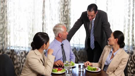 socios de negocios que tienen un almuerzo de trabajo