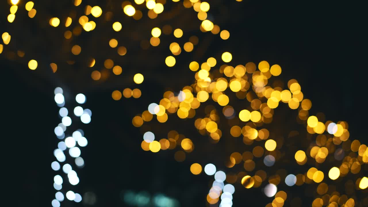 размытые кадры рождественских огней в городе. концепция зимних каникул