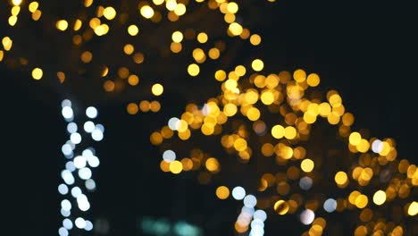 imágenes borrosas de las luces de navidad en la ciudad. concepto de vacaciones de invierno