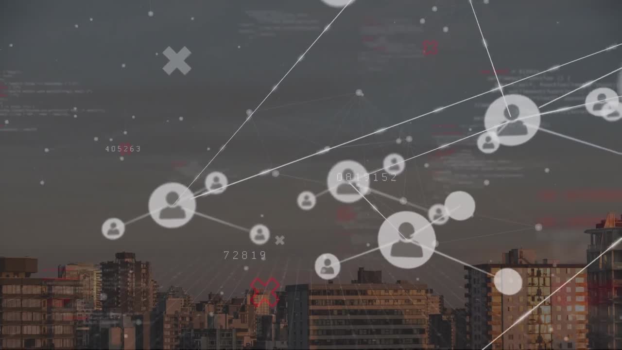 연결된 아이콘의 애니메이션, 변하는 숫자 및 컴퓨터 언어, 하늘에 대한 현대적인 건물