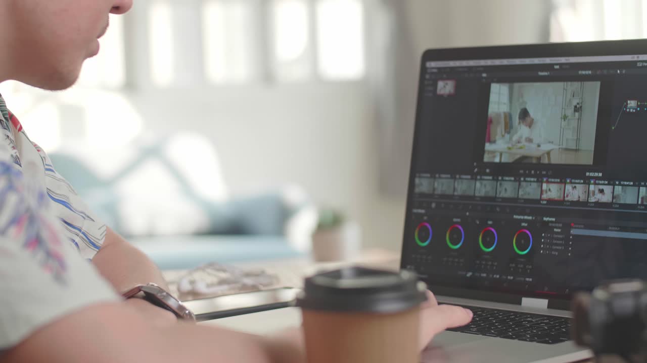 Primer plano de hombre trabajando en una aplicación/software de edición de video en su ordenador portátil