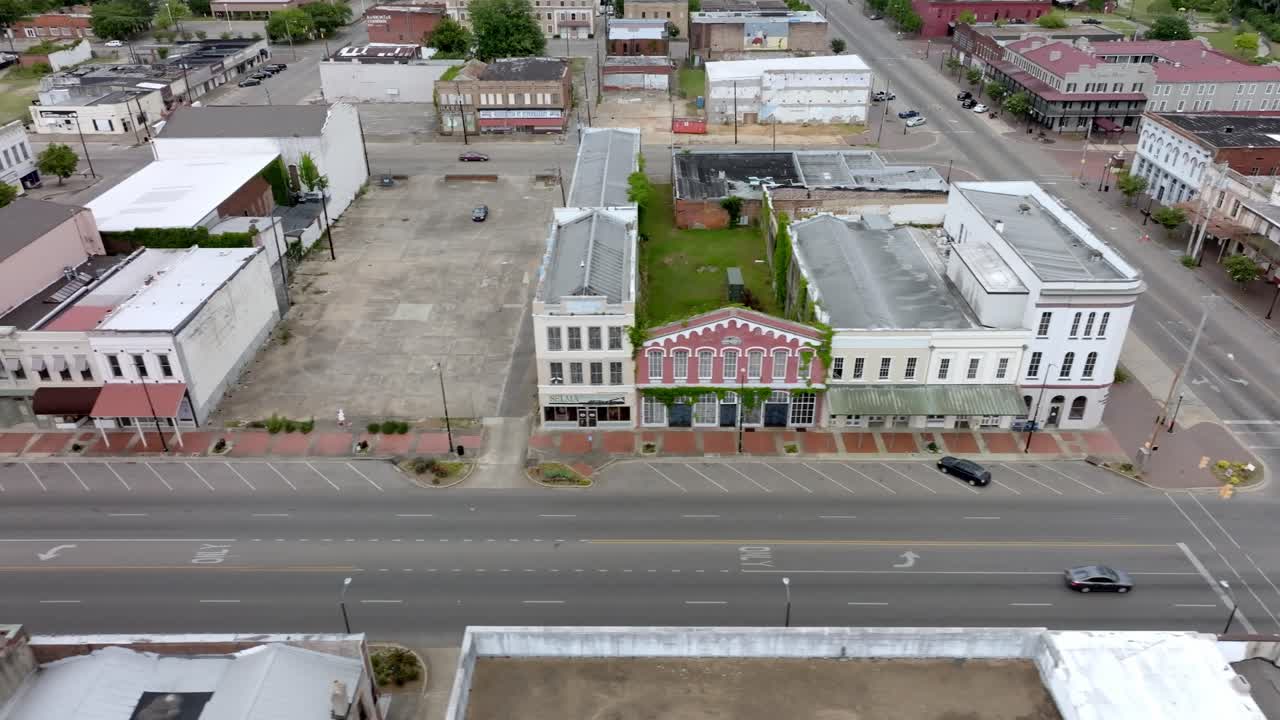 el centro de selma, alabama con el video del dron moviéndose de derecha a izquierda