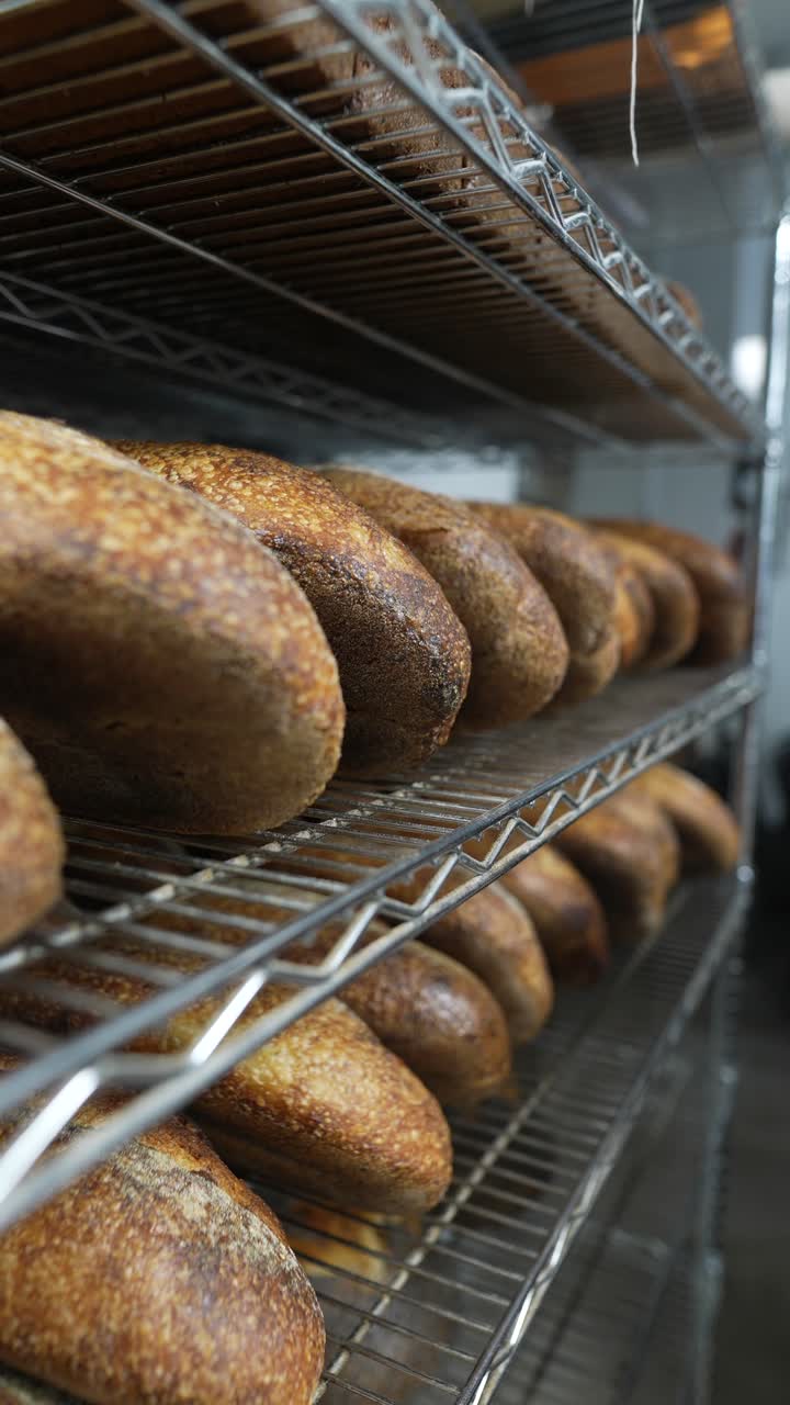 хлеб на металлических полках