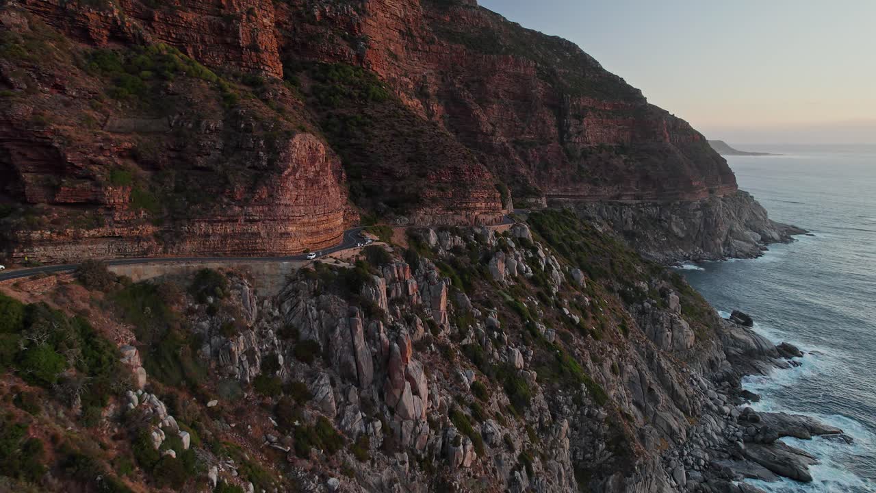 paisaje de chapman's peak drive en ciudad del cabo, sudáfrica - toma aérea de un avión no tripulado