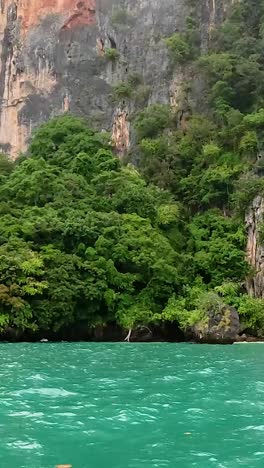 los exuberantes acantilados y las aguas turquesas en krabi