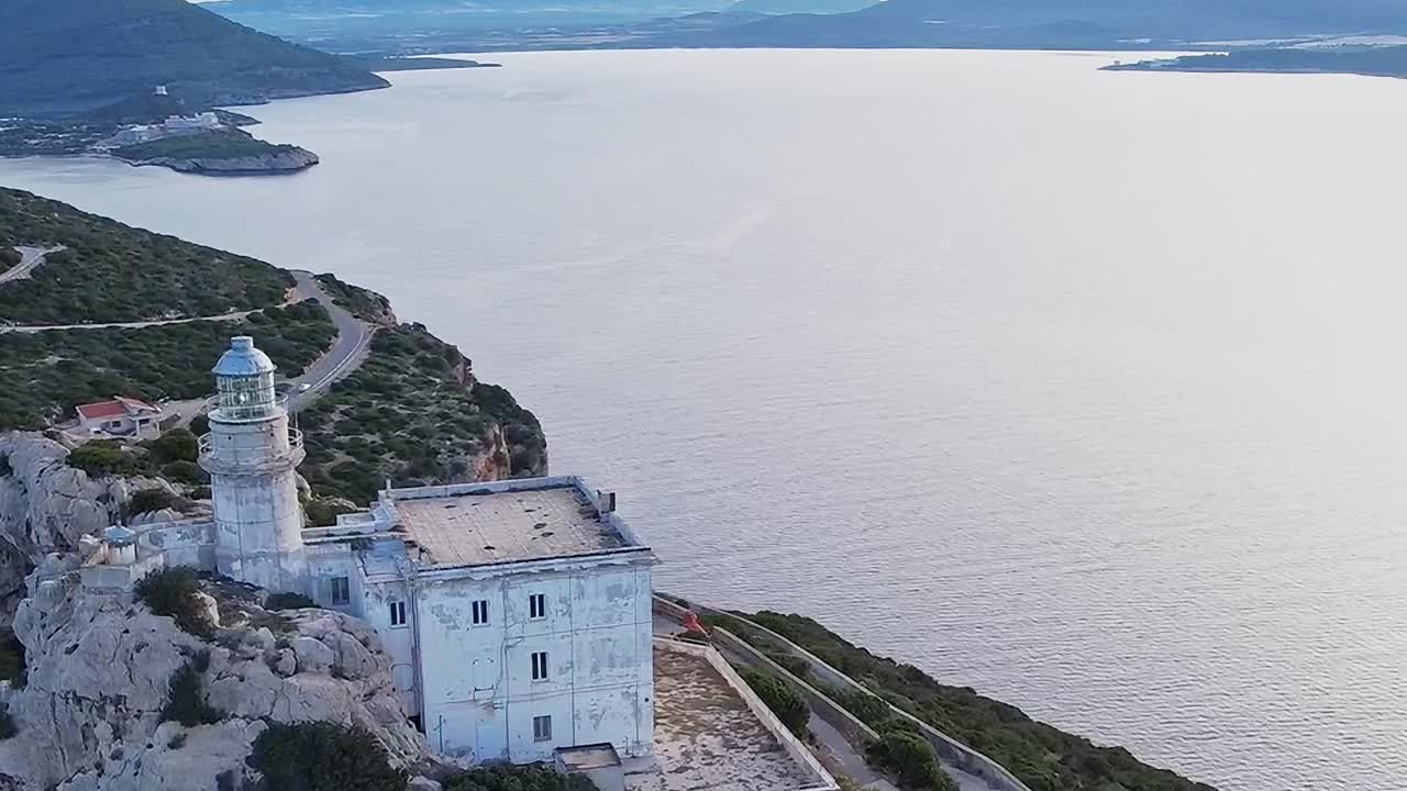 Majakka Sardinian rannikolla merinäköalalla ja kallioisella maisemalla