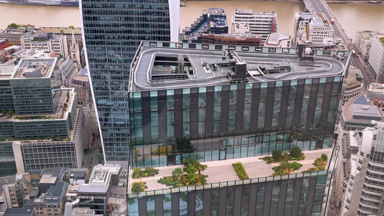 La terrazza panoramica The Garden at 120 si trova in cima a Fen Court con facciata in vetro e i grattacieli circostanti della City di Londra visti dall'alto