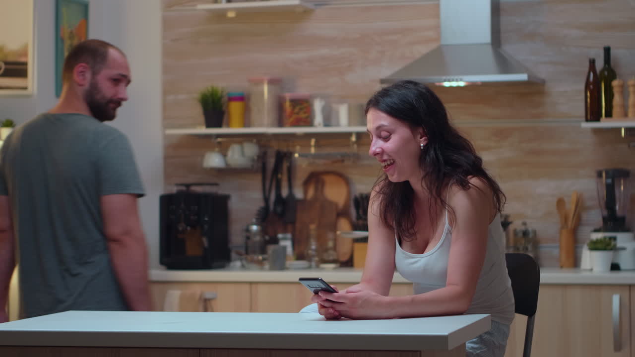 usando la webcam durante la cena romántica