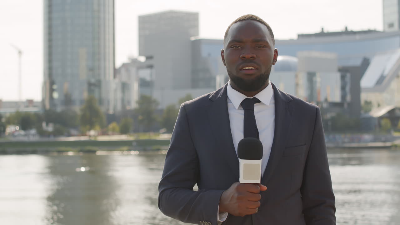 Journaliste afro-américain enregistrant un reportage en direct