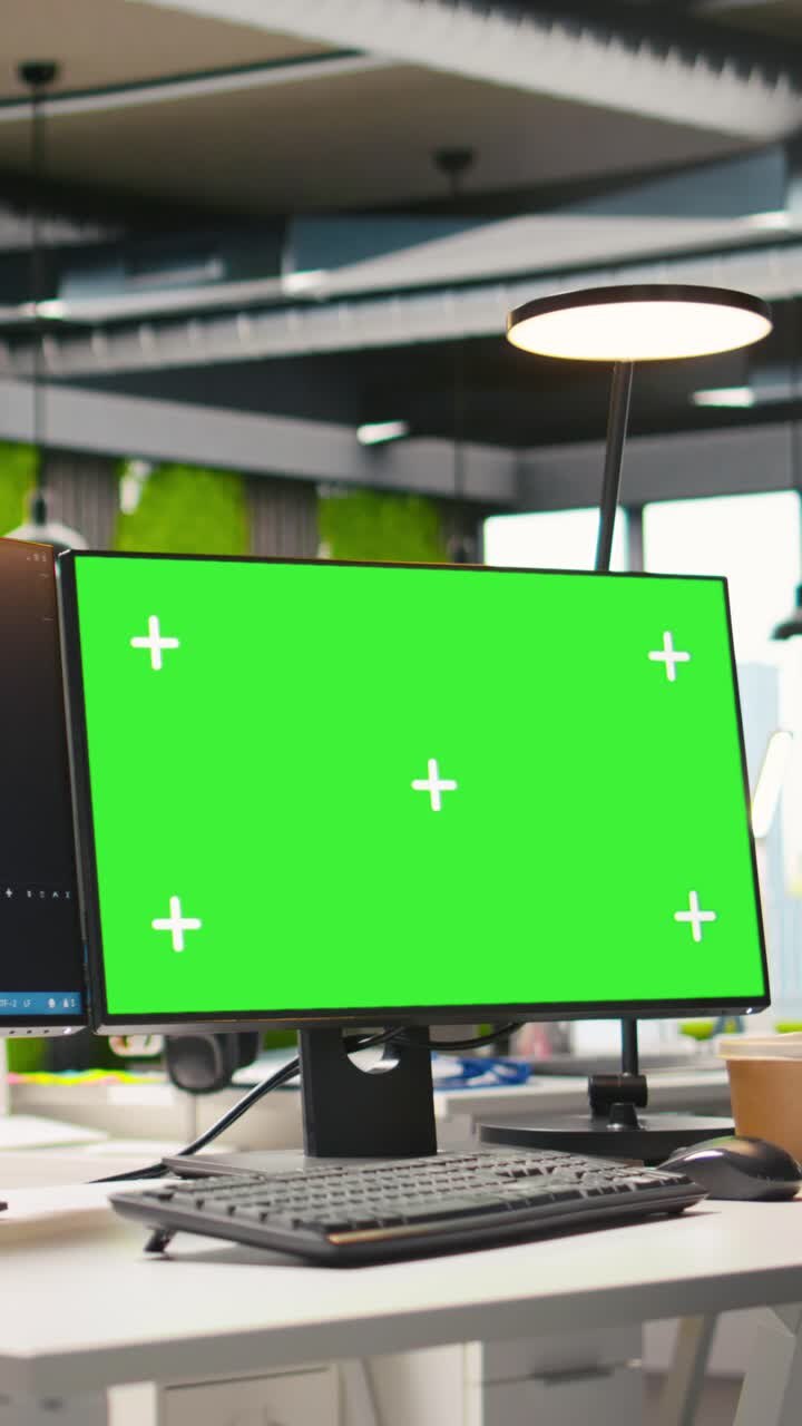 Vertikal video: Arbejdsplads i teknologivirksomhed med chroma key computer