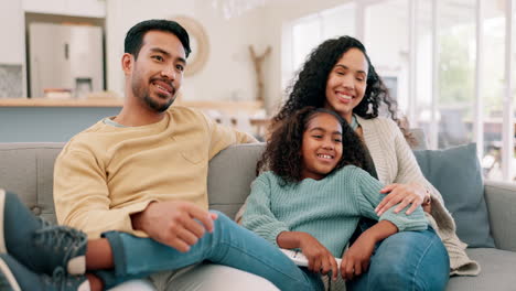 Glückliche-Familie,-Eltern-Und-Kind-Vor-Dem-Fernseher