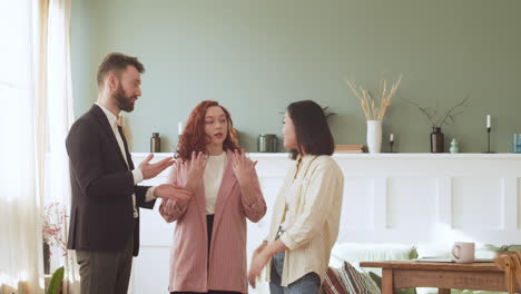 tres colegas multiculturales conversando de pie en la sala de estar