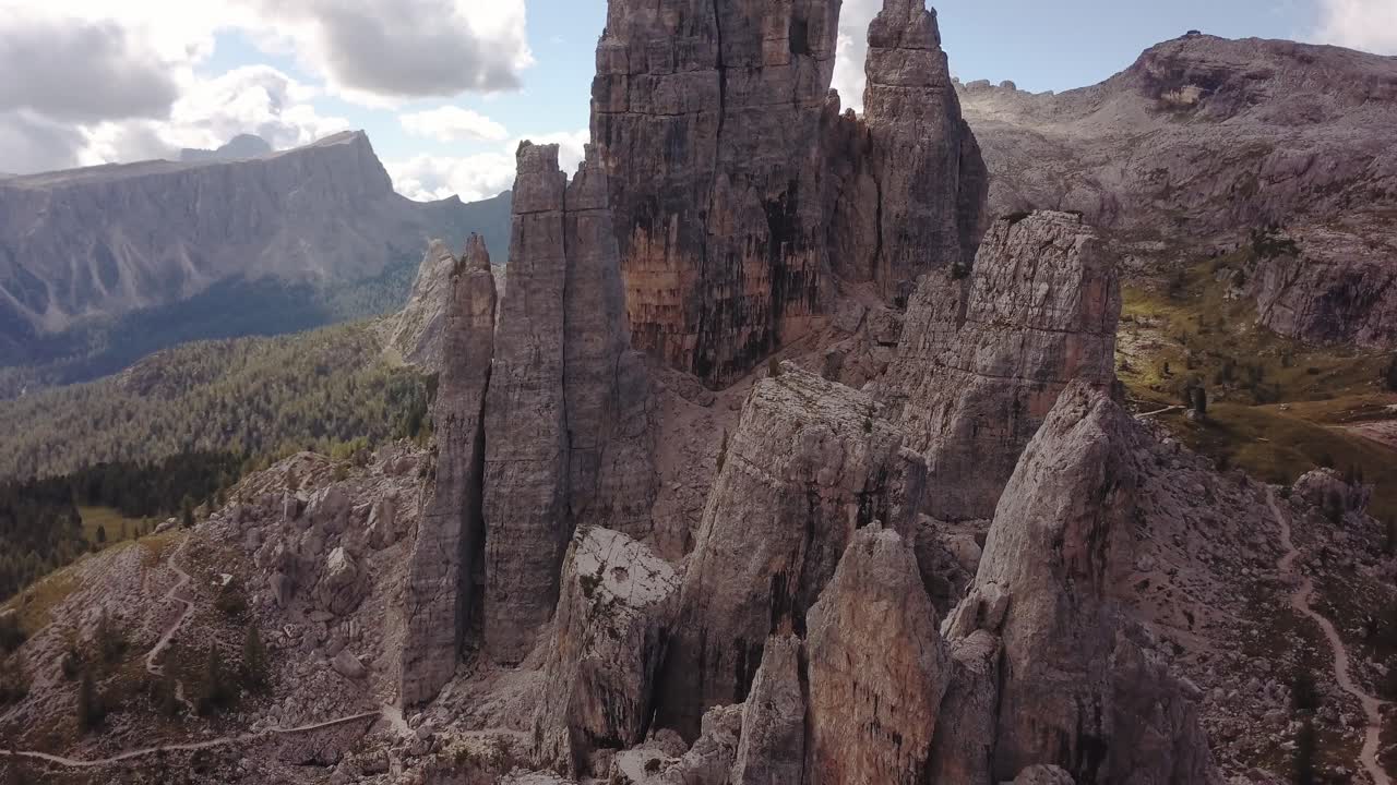 이탈리아 4k 백운석에 있는 친퀘 토레 산맥의 느린 원형 패닝 드론 샷