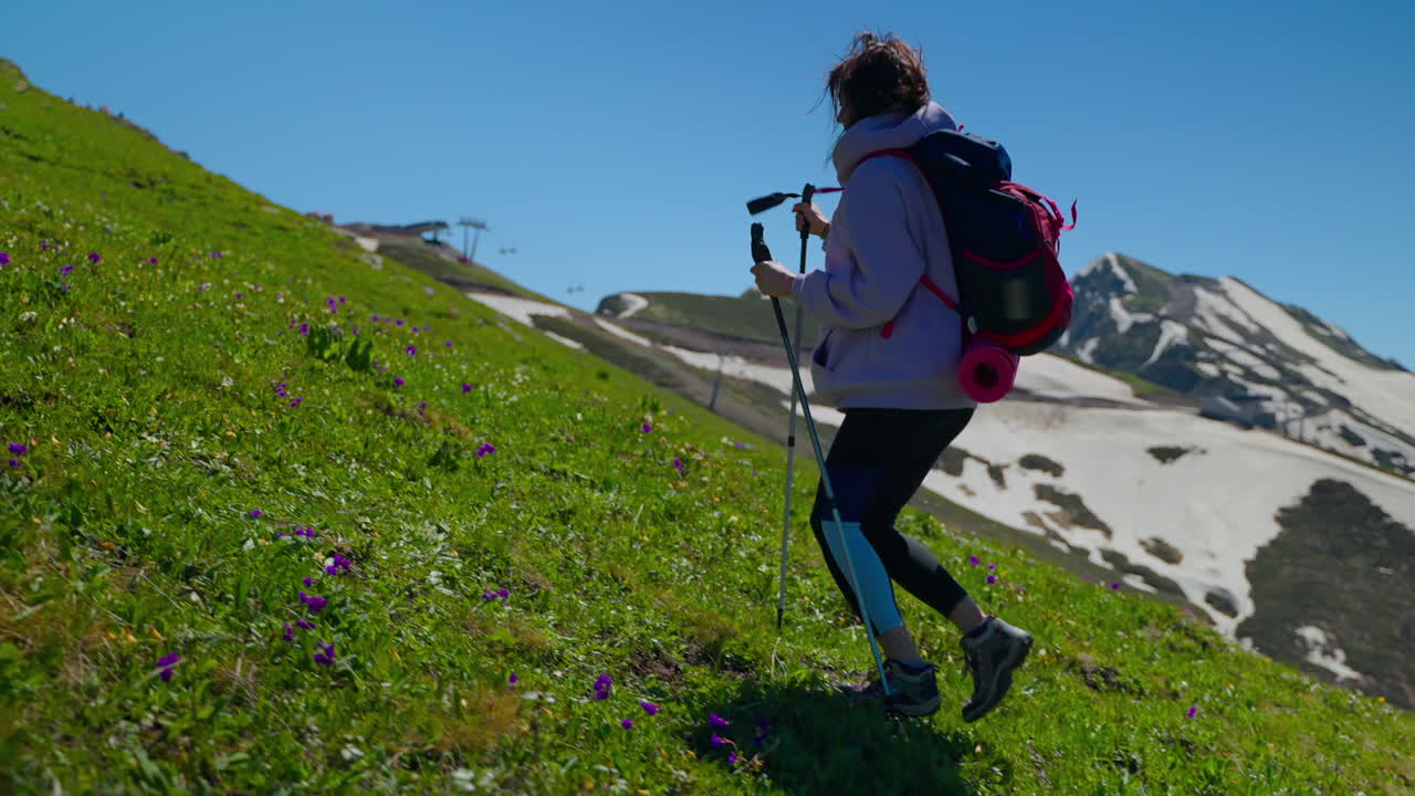 산기?? 에 올라가는 여자
