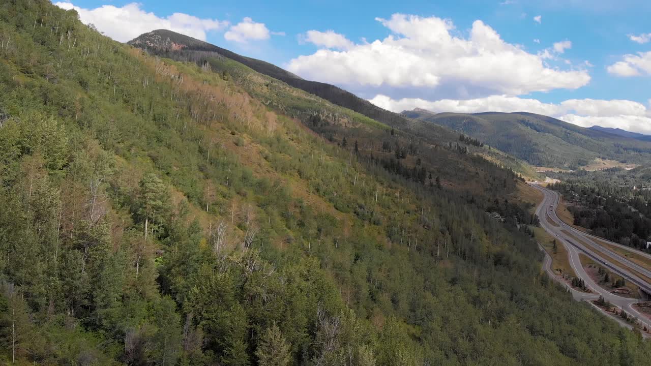 carretera del valle de la montaña en las montañas rocosas de colorado durante una agradable tarde de verano