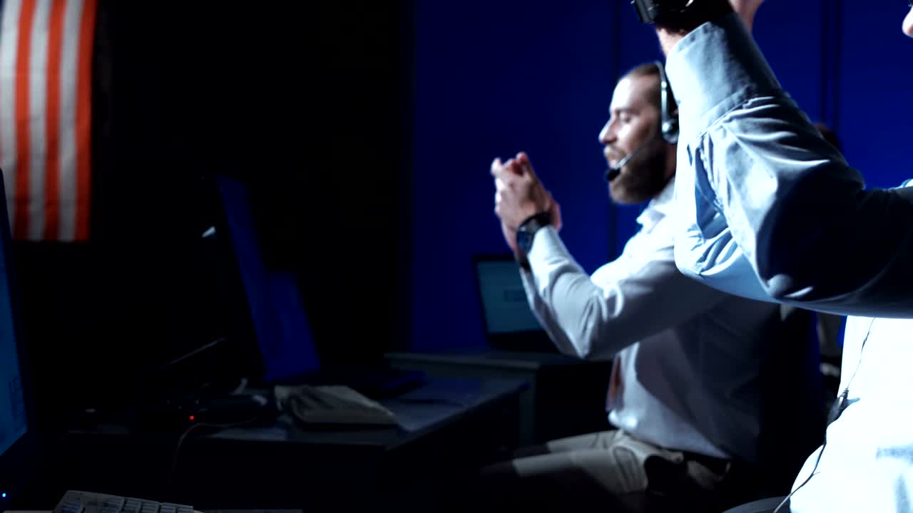 hombre trabajando en una computadora portátil en el centro espacial