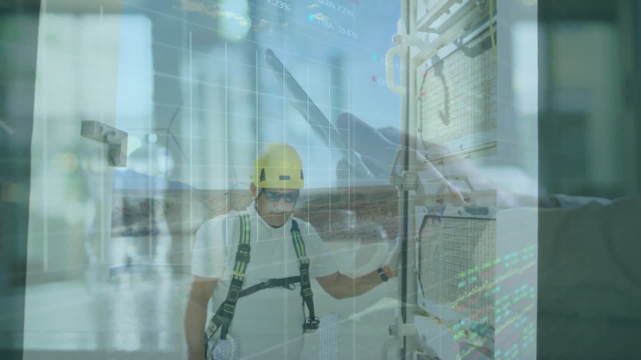 Tecnico industriale che ispeziona macchinari, con cappello e imbracatura, e sovrapposizioni di grafici digitali.