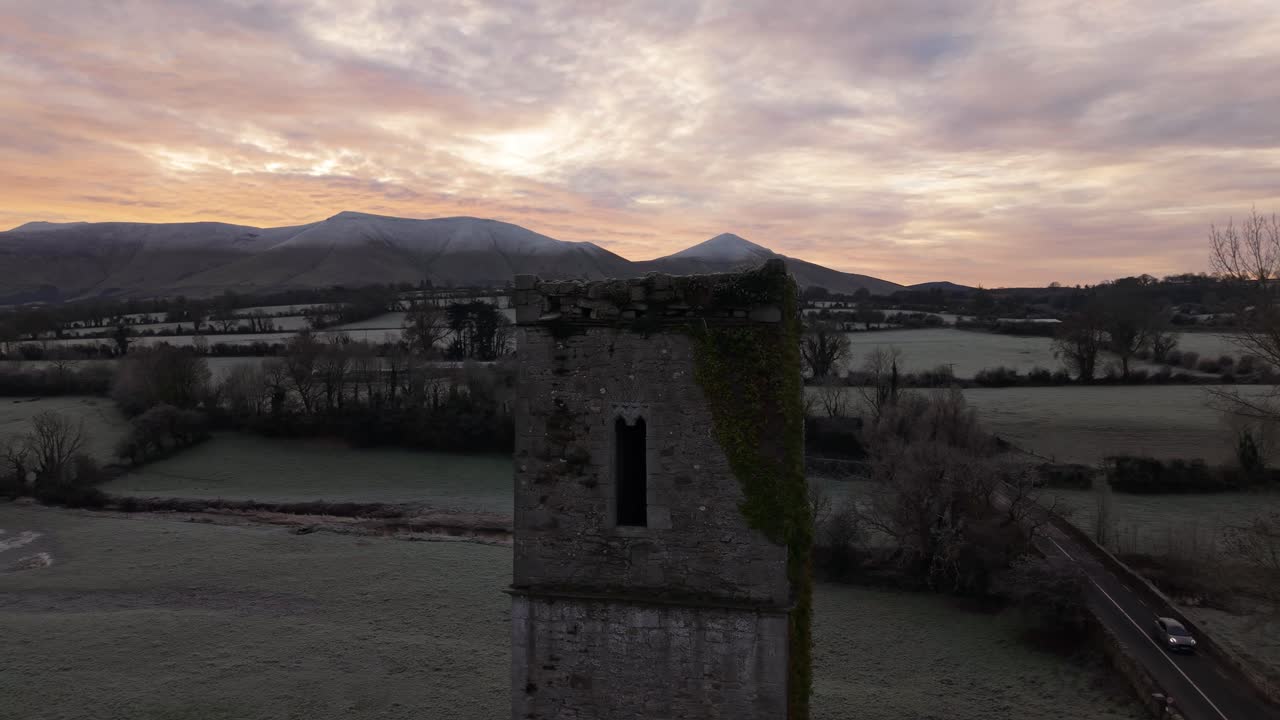 Frosty morgenutsikt med dramatisk himmel og tårn i Tipperary, Irland