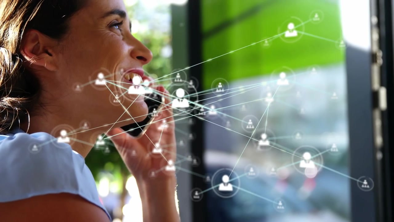 Animation eines Netzwerks von Verbindungen mit Icons über einer kaukasischen Geschäftsfrau, die mit einem Smartphone telefoniert