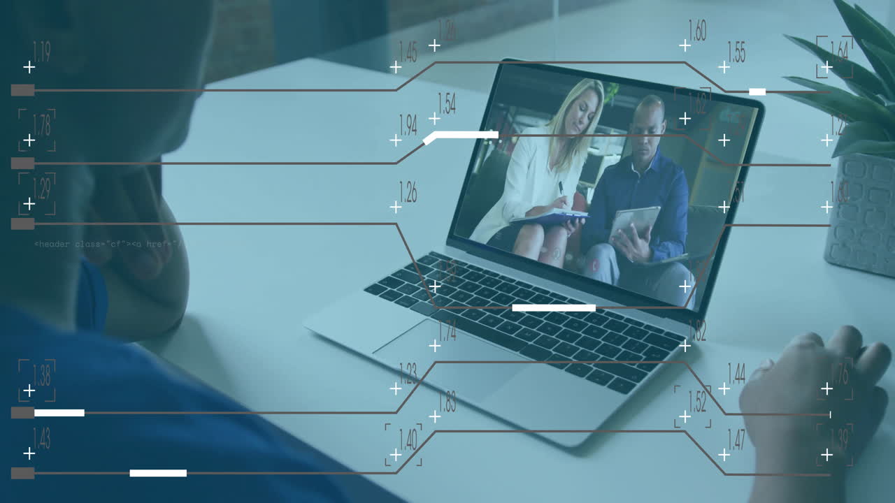 animación del procesamiento de datos sobre diversos colegas que tienen una llamada de video en la computadora portátil