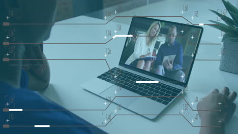Animación-Del-Procesamiento-De-Datos-Sobre-Diversos-Colegas-Que-Tienen-Videollamadas-En-Una-Computadora-Portátil